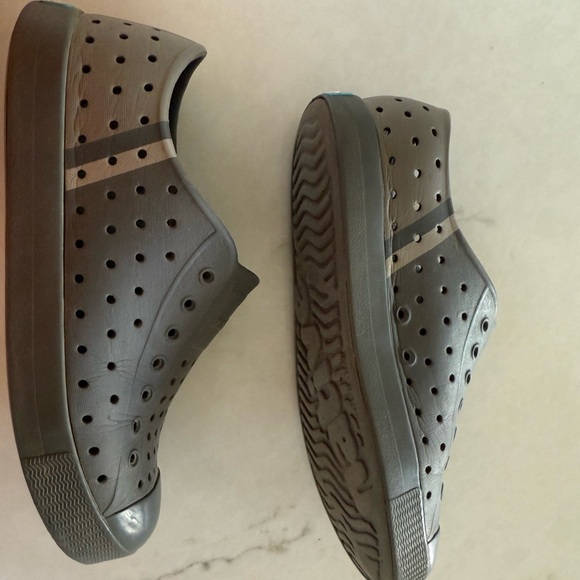 Grey kids Native shoes - Picture 3 of 3